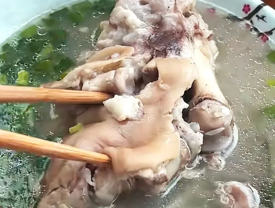 Original broth pig trotter soup, snow-white and fall-off-the-bone tender