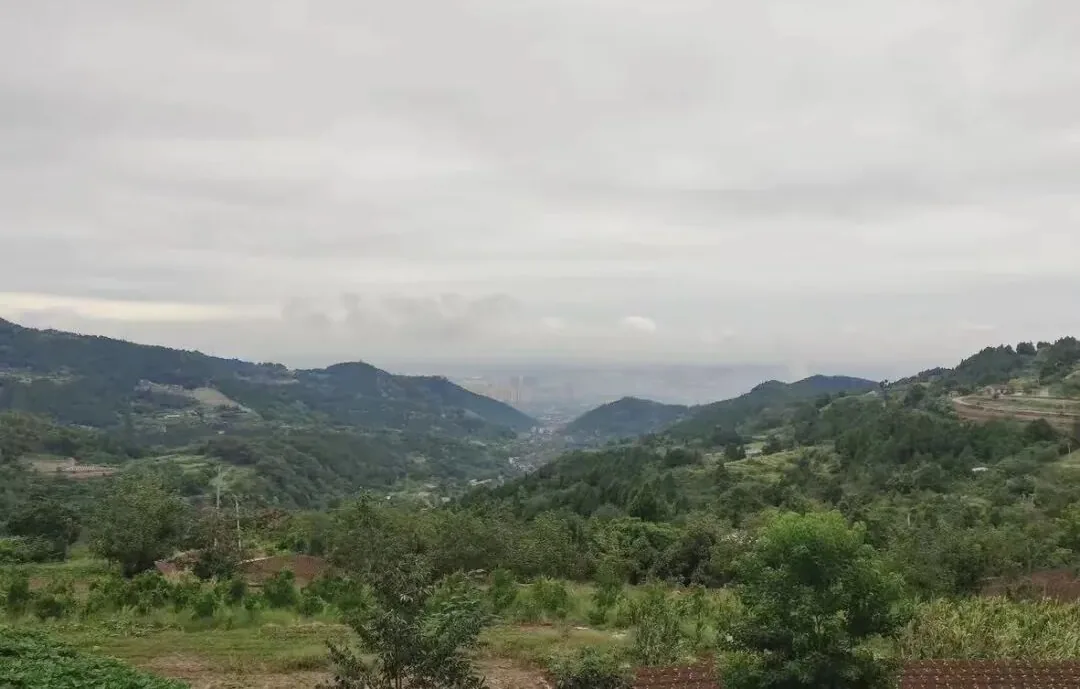 Wild and scenic 10-kilometer loop trail on Yuhuang Mountain