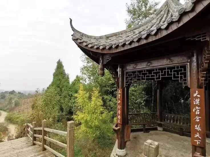 Thatched pavilion rest stop with view of rolling mountains in the forest