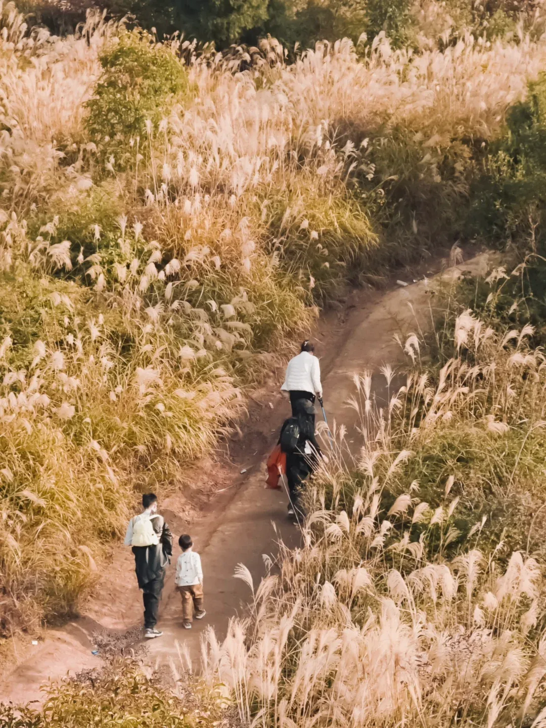 Hiker overlooking the Tuo River from Laoniupo ridge