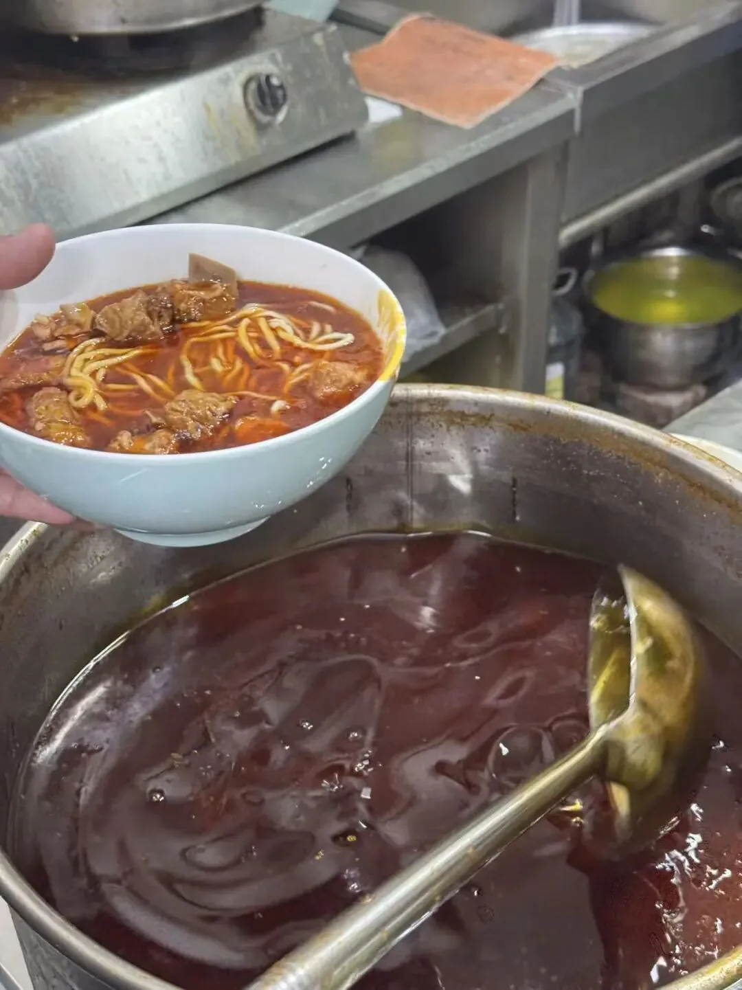 Generous portion of 4-5 plump pork rib chunks in a 2-liang bowl