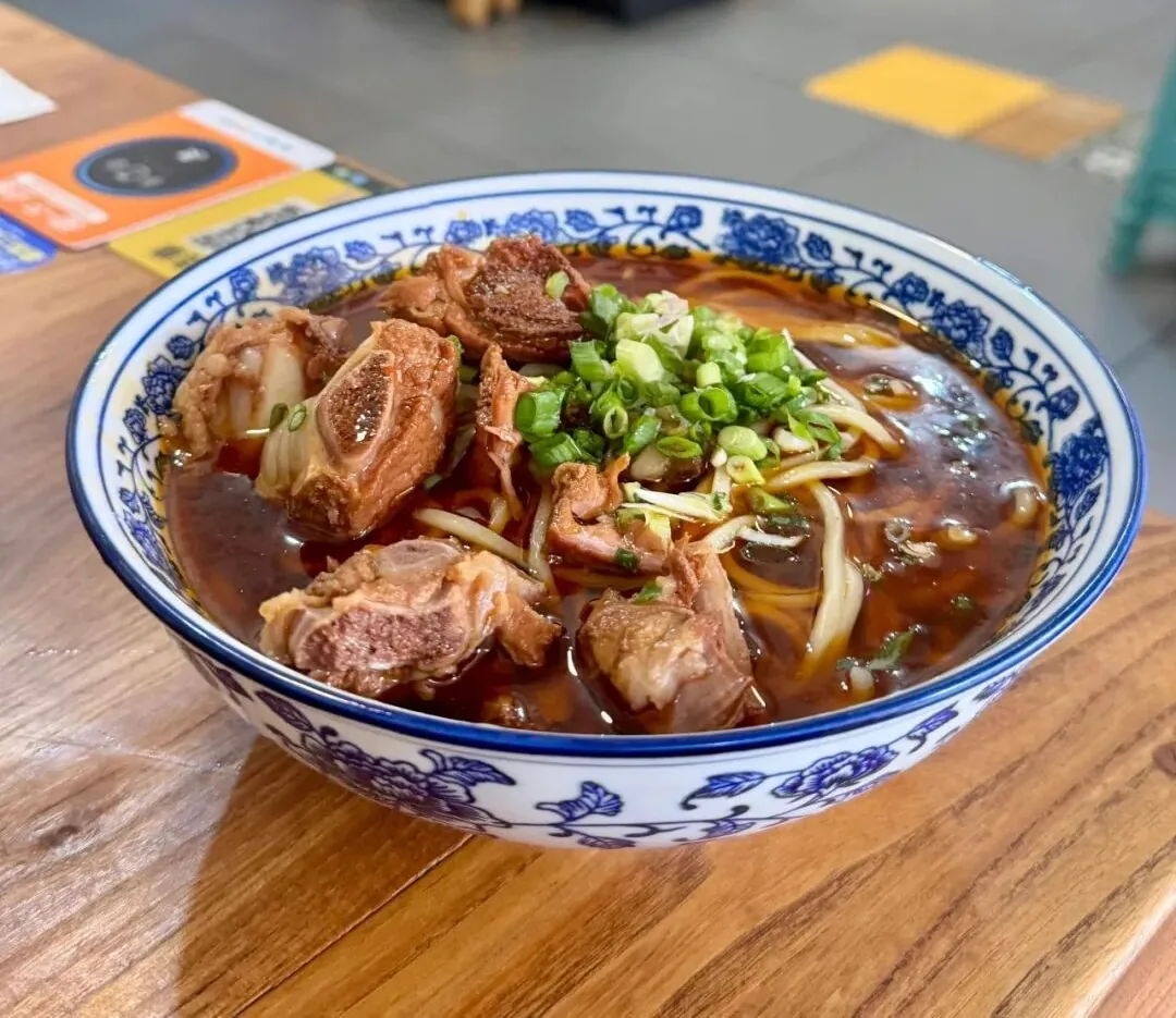 Chopsticks lifting chewy gun gun mian noodles full of aroma and weight