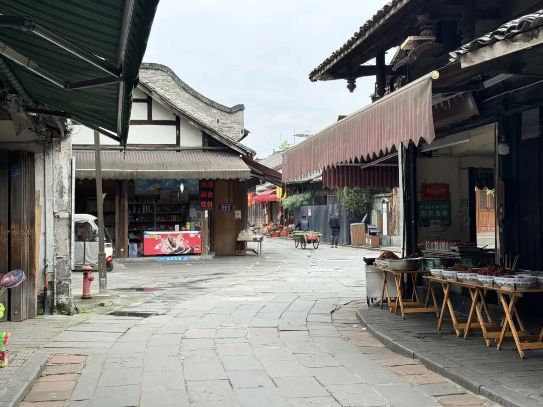 Simple local meal in Xinchang, a bowl of rice and home-style dishes