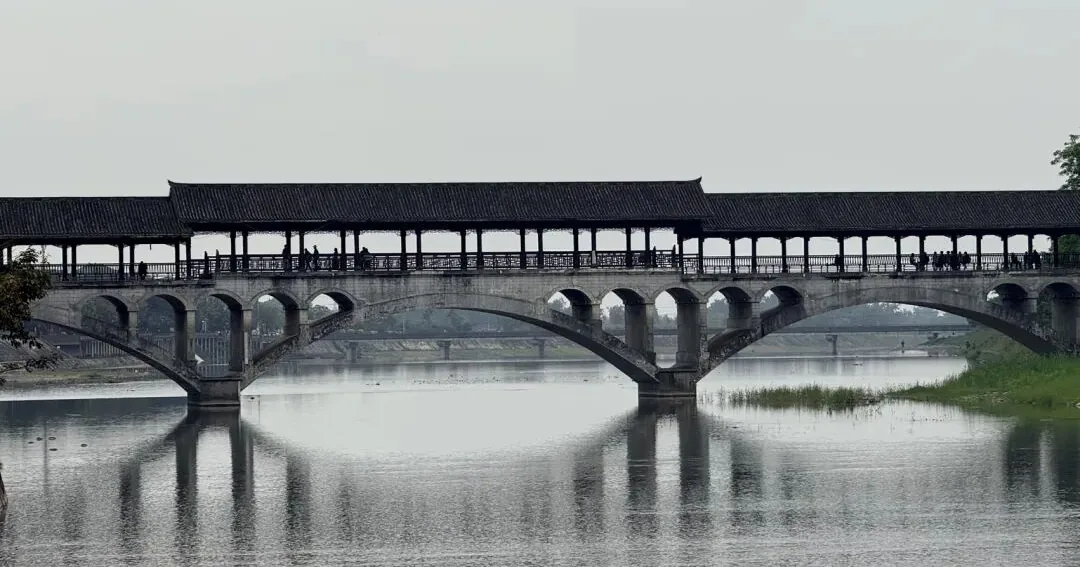 Stone bridge over a canal in Xinchang, the Jiangnan of western Sichuan