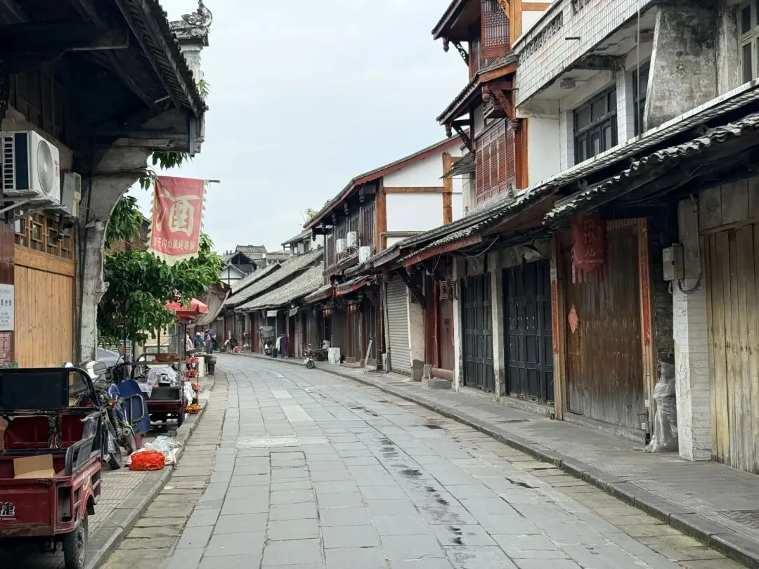 Everyday life scene in Xinchang Ancient Town, local resident relaxing