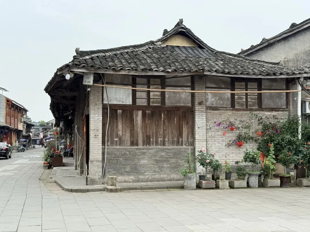 Traditional crafts and old street scenes in Xinchang Ancient Town