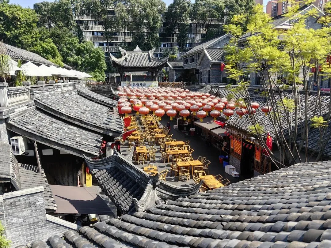 Sunny weekend morning in Chengdu, heading out late to explore old streets
