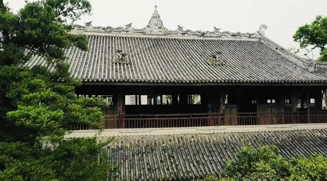 Symmetrical layout of Longzang Temple with Mahavira Hall and Ming Dynasty beam inscription