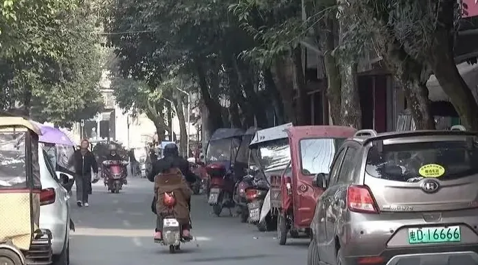 Bustling market day in Hesheng with local snacks and goods