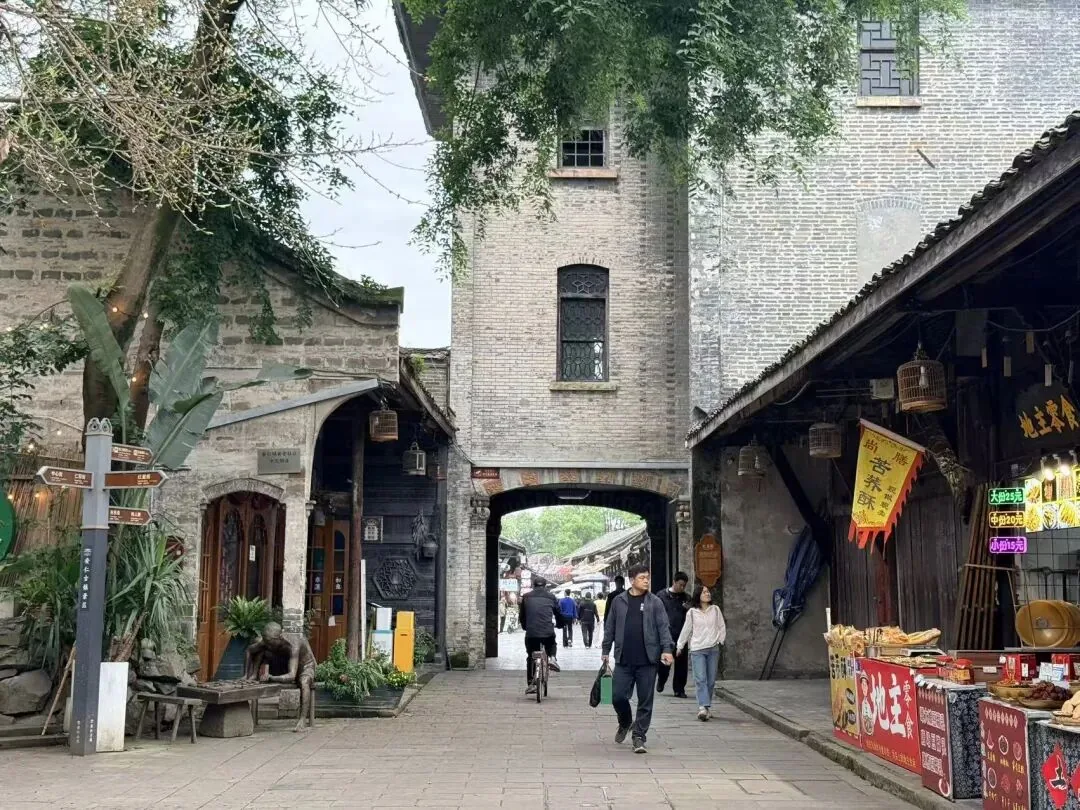 A peaceful moment in Anren Ancient Town, where life feels beautiful