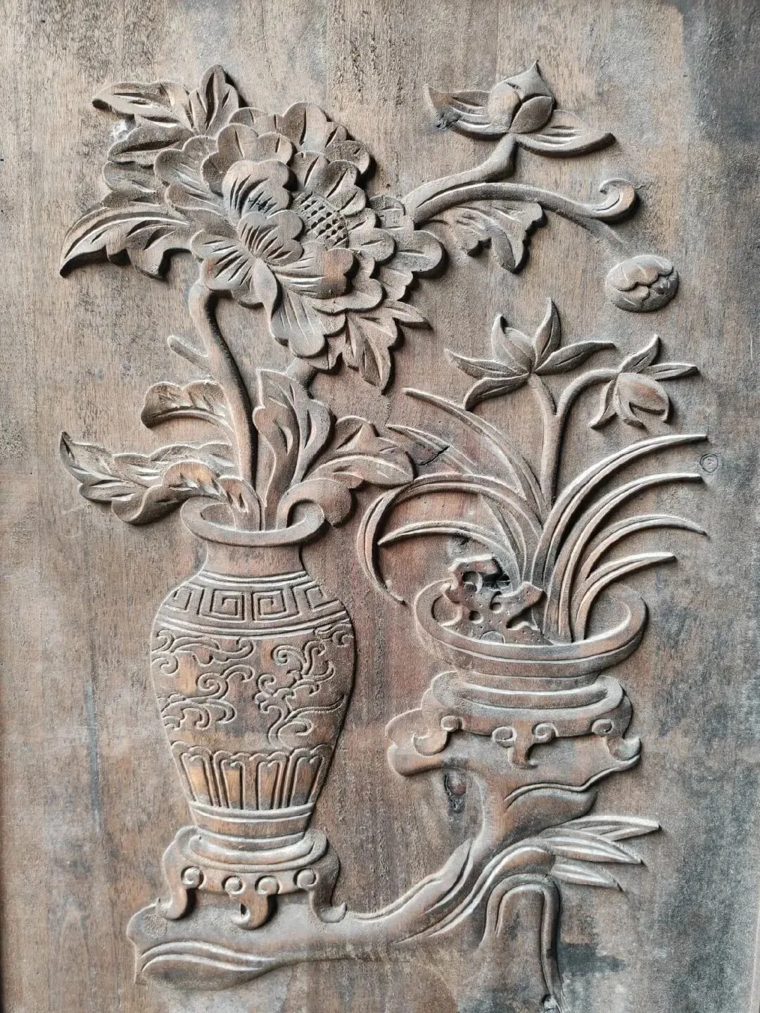 Weathered walls and closed wooden doors in Taihe Ancient Town