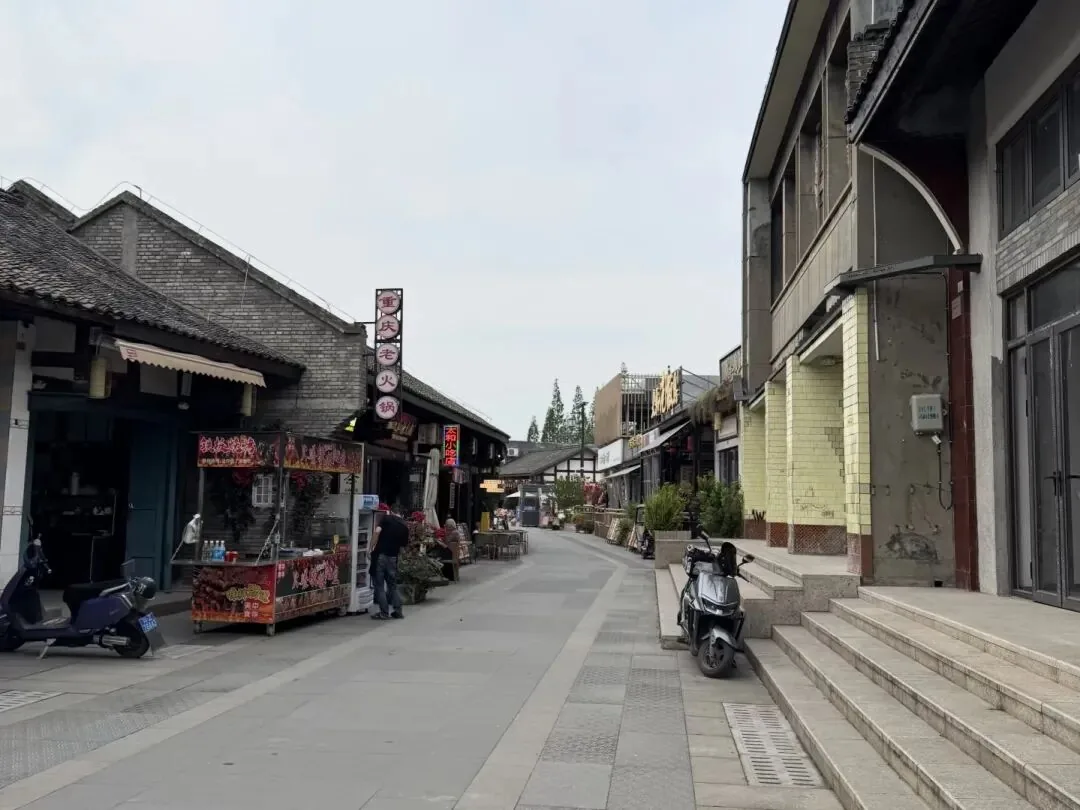 Slow, peaceful mood of Taihe Ancient Town for visitors to unwind