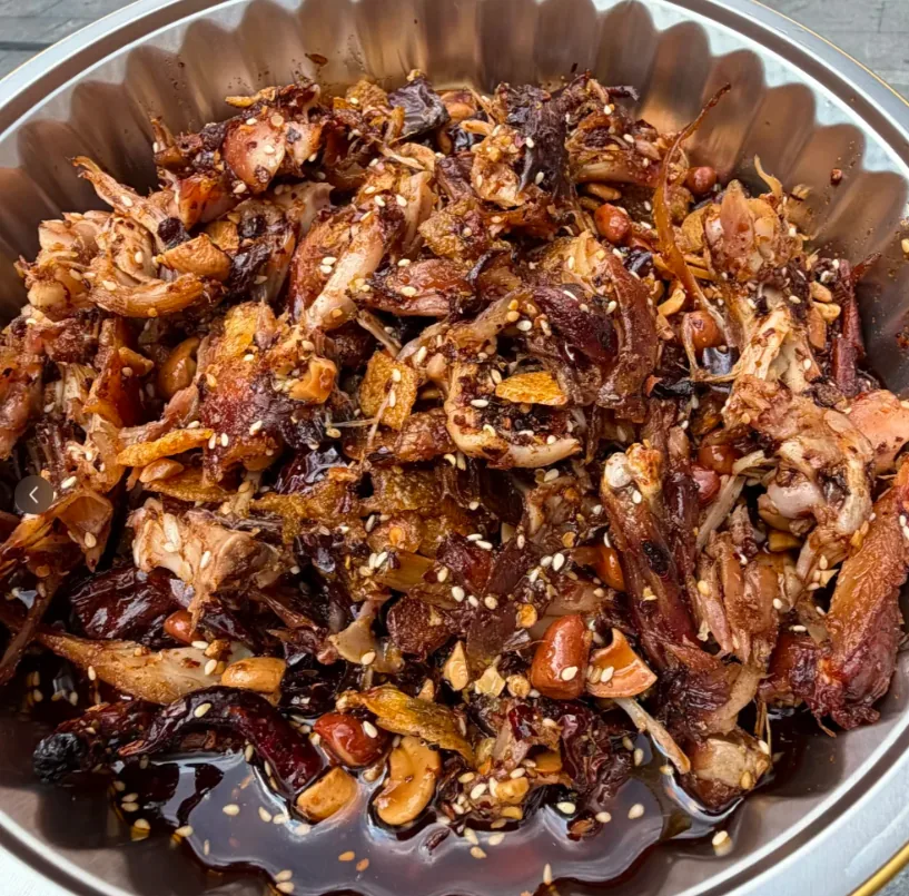 Hand-torn roast rabbit with chili and sesame seasoning in Chengdu