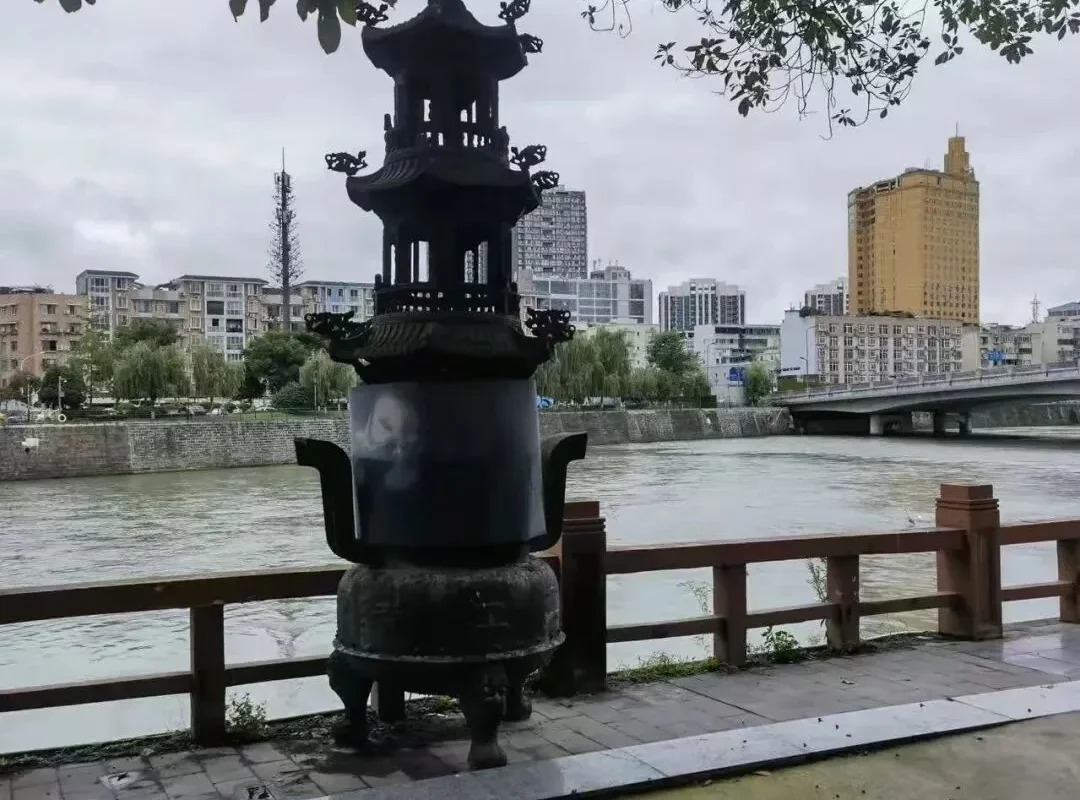 Erjiang Temple Chengdu: Quiet Riverside Temple on Metro Line 5