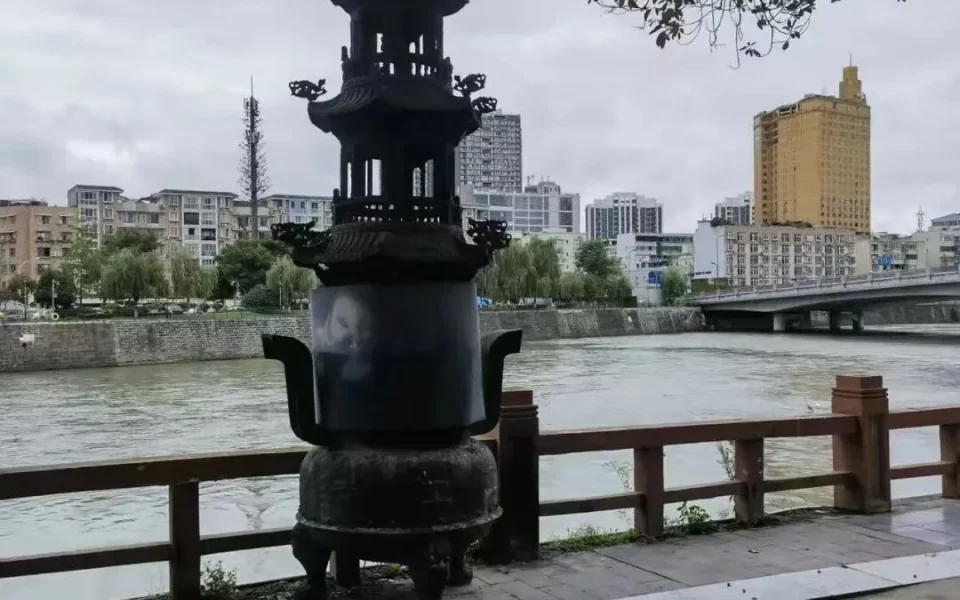 Erjiang Temple Chengdu: Quiet Riverside Temple on Metro Line 5