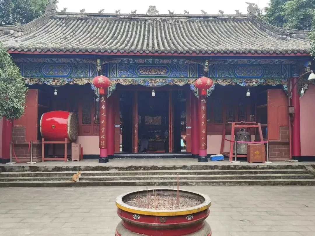 Mahavira Hall at Erjiang Temple with nanmu wood beams and flying eaves