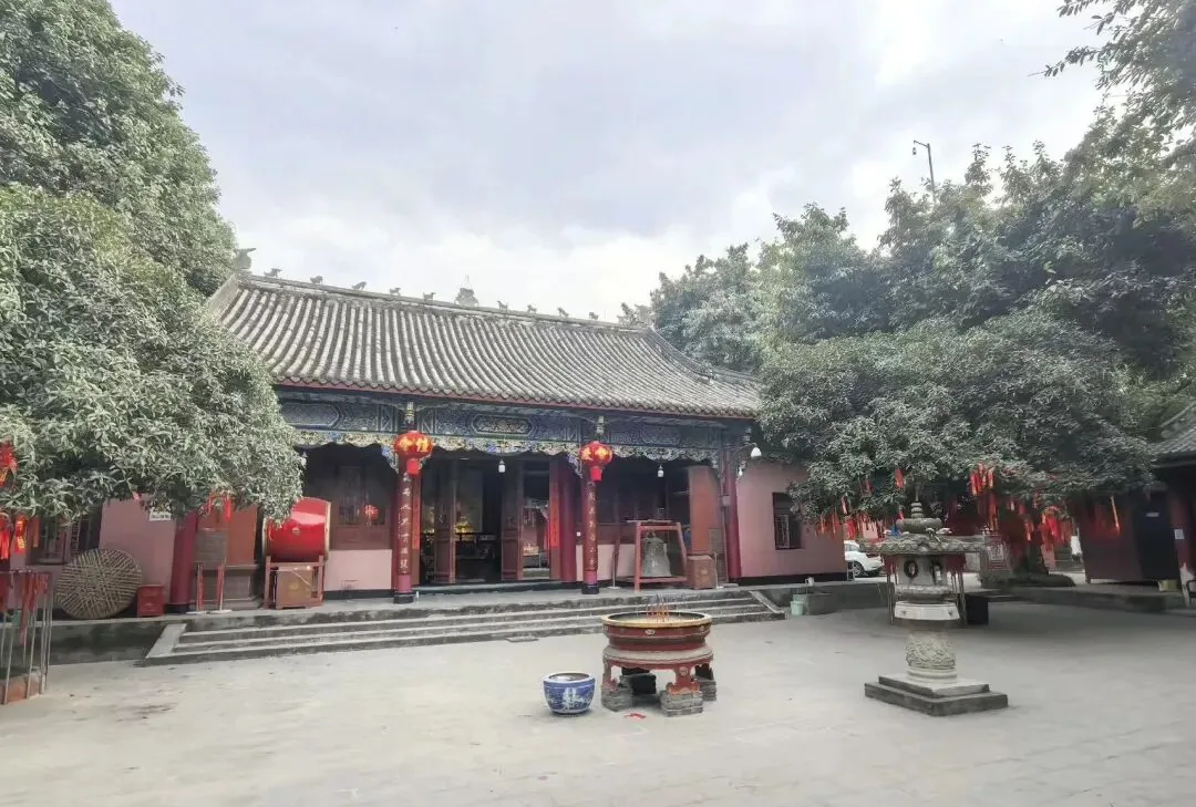 Simple vegetarian buffet meal served at Erjiang Temple at 11:30