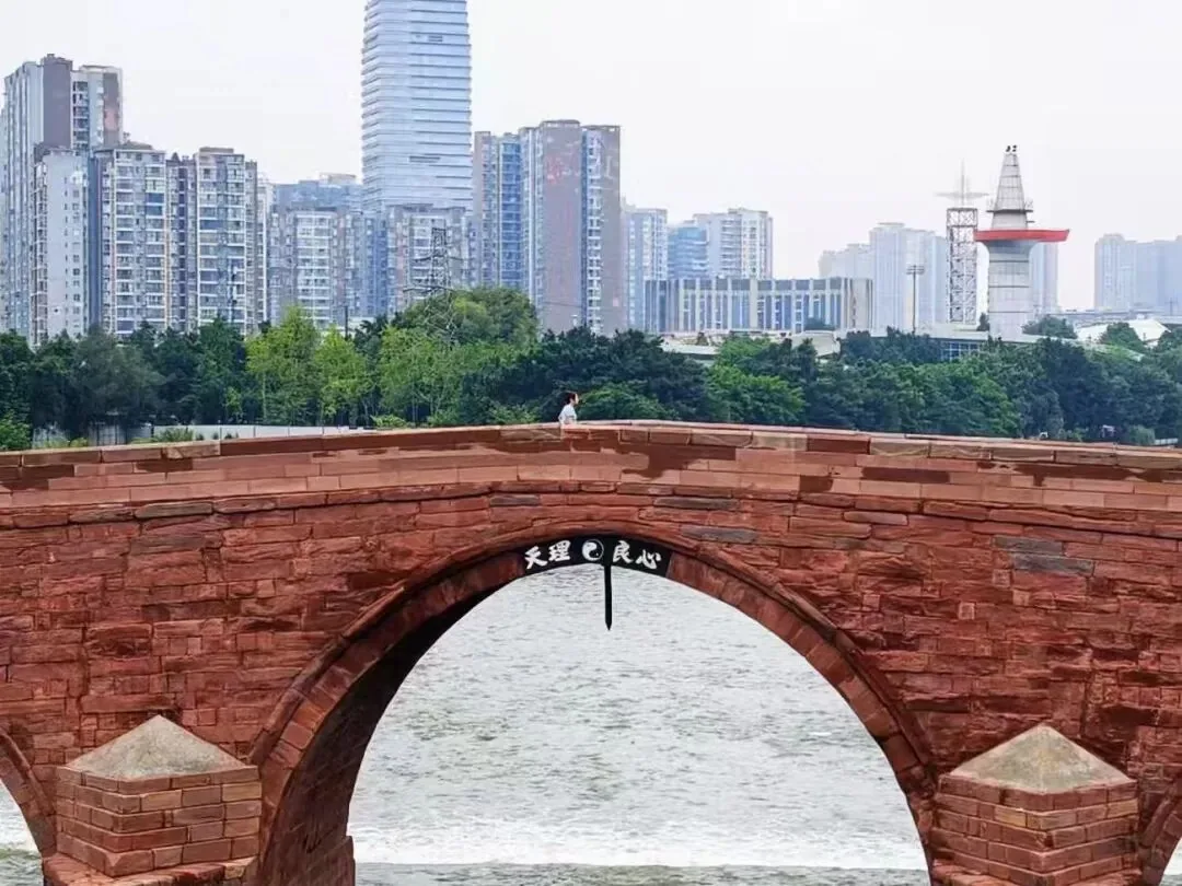 Jin River scenery near Erjiang Temple with bamboo and green trees on both banks