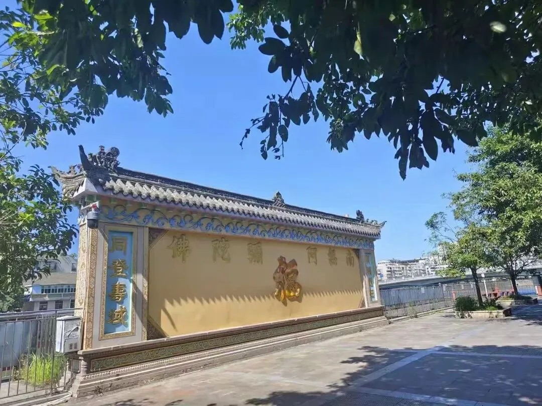 Riverside view at Erjiang Temple evoking Lu You's poems about Huayang