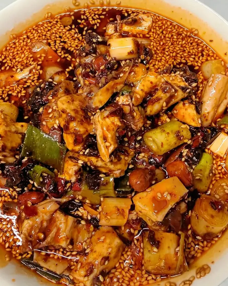 Cold-mixed rabbit ding coated in chili oil and douchi sauce