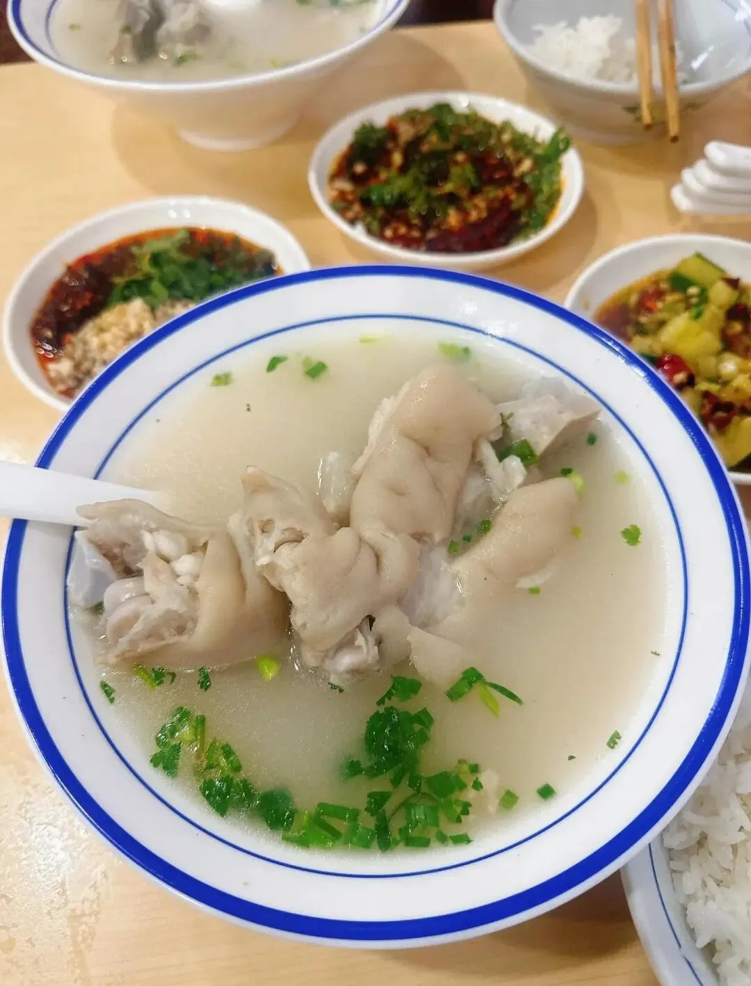 Lao Ma's pig trotter soup with milky white broth and snow peas in Wuhou