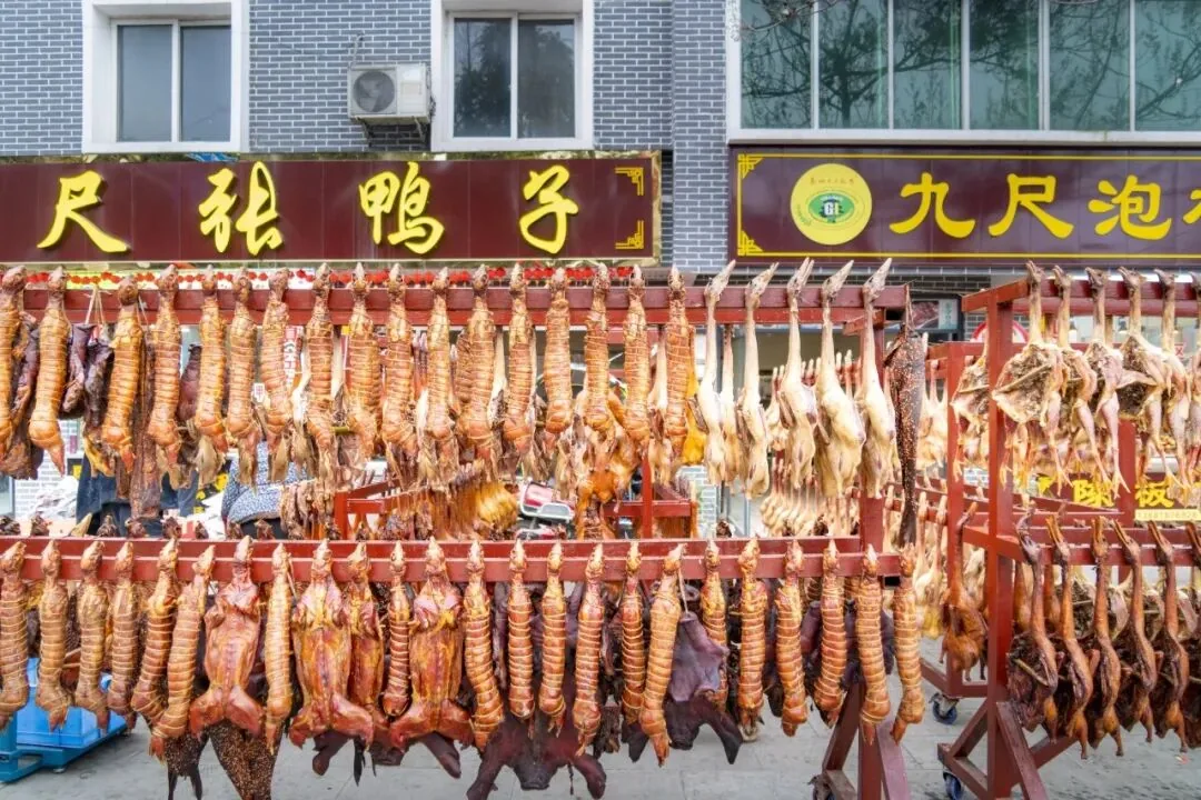 Dujiangyan old cured meat with dark exterior and rosy lean slices