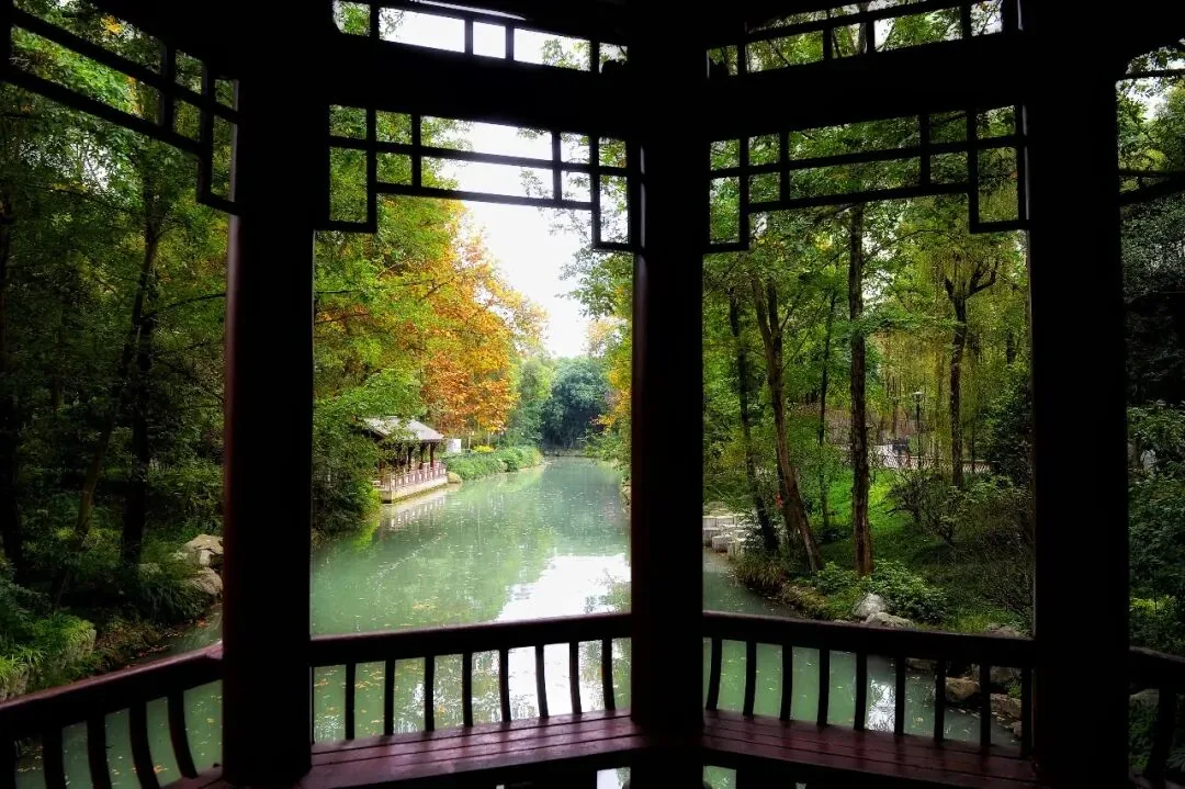 Lakeside walkway with bamboo and clear water at Huanhuaxi Park