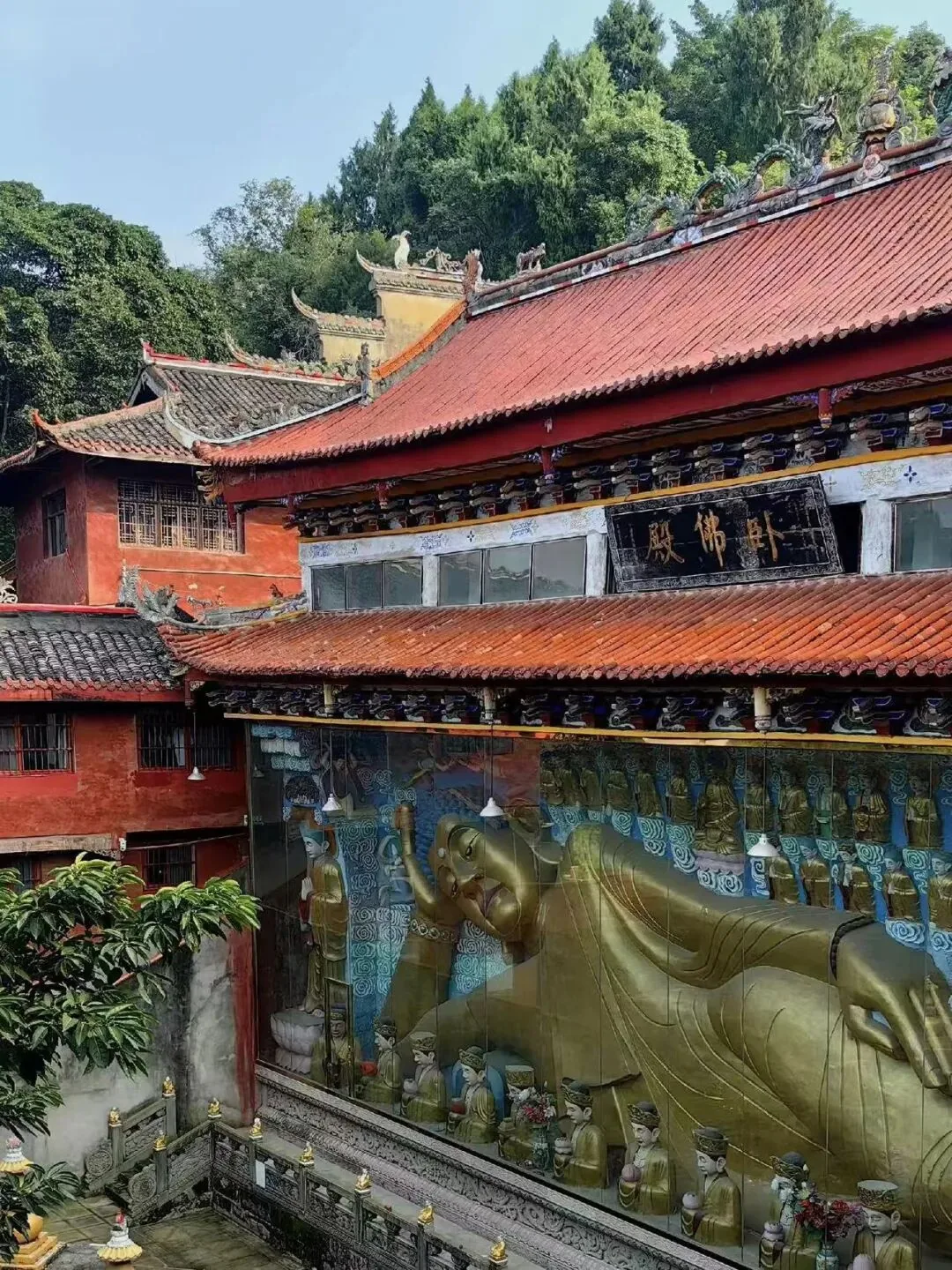 Detailed stone statues at Mituo Temple, Jianyang